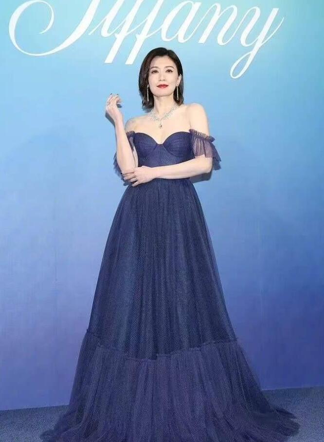 贾静雯蓝色抹胸造型，略显富态，感觉女神已经不复当年的荣光了