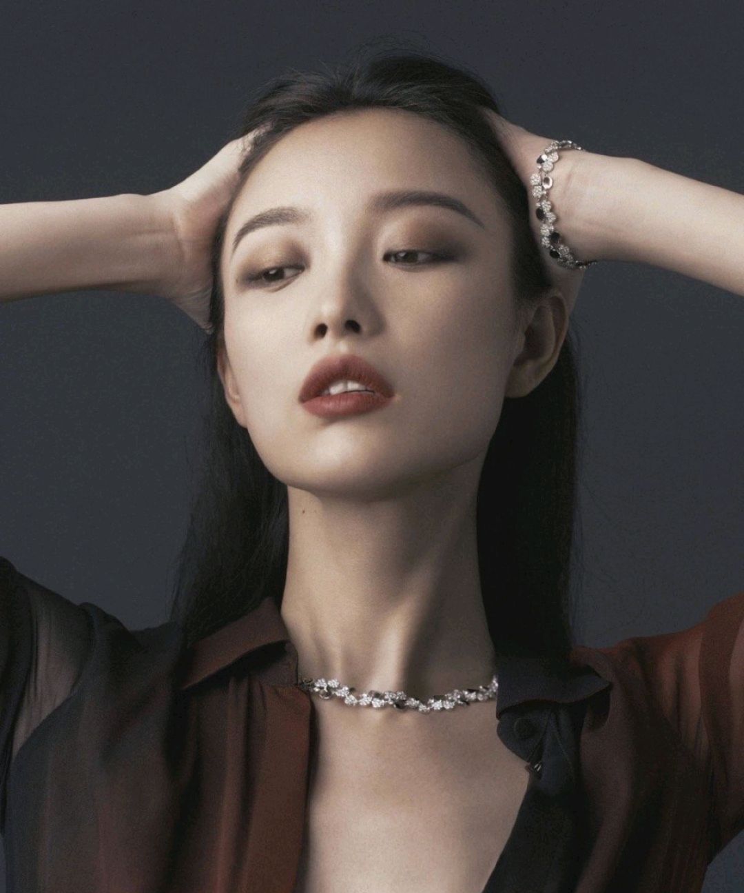 倪妮登上《芭莎时尚》四月刊封面,高冷美艳