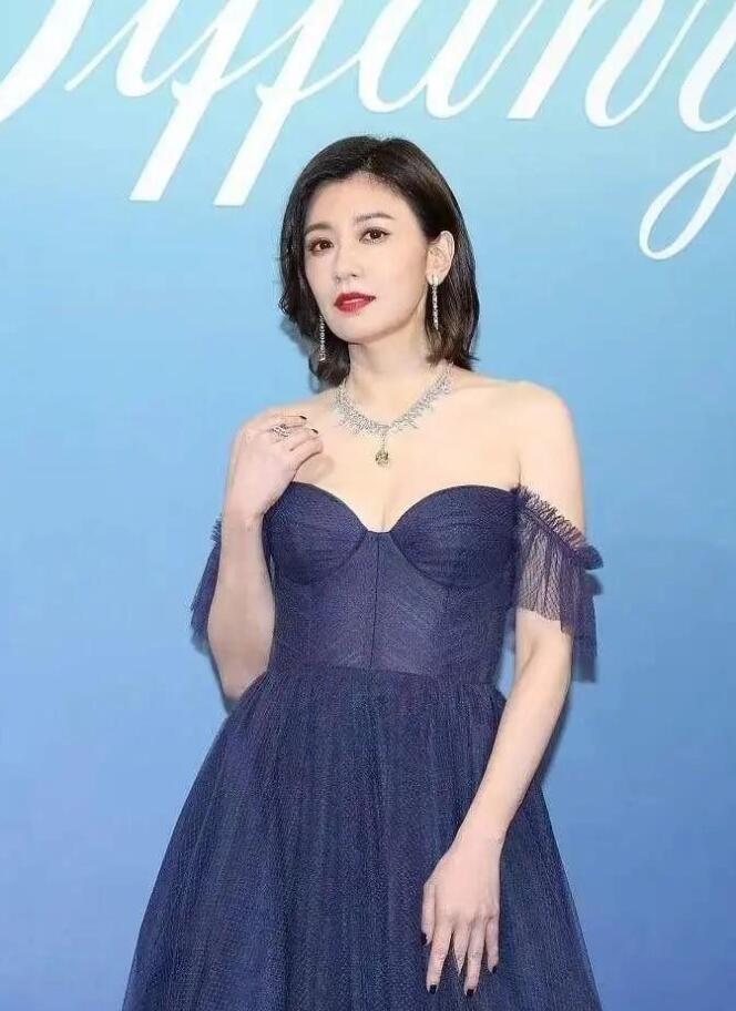 贾静雯蓝色抹胸造型，略显富态，感觉女神已经不复当年的荣光了