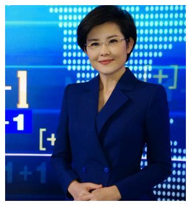 央视主播海霞罕现身,保养极好不似48岁人,王宁紧跟身后好羞涩