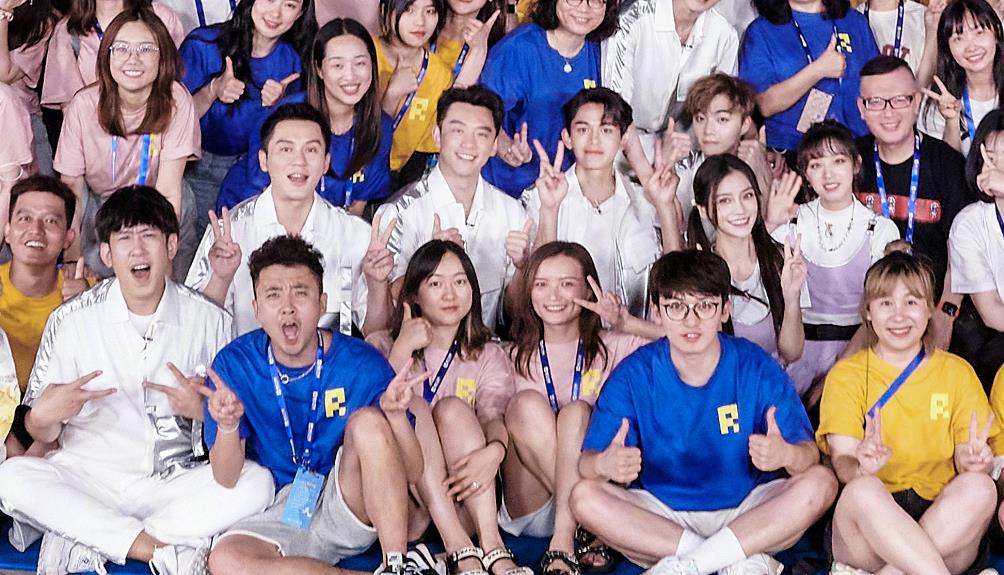 奔跑吧9杀青晒大合照引起关注