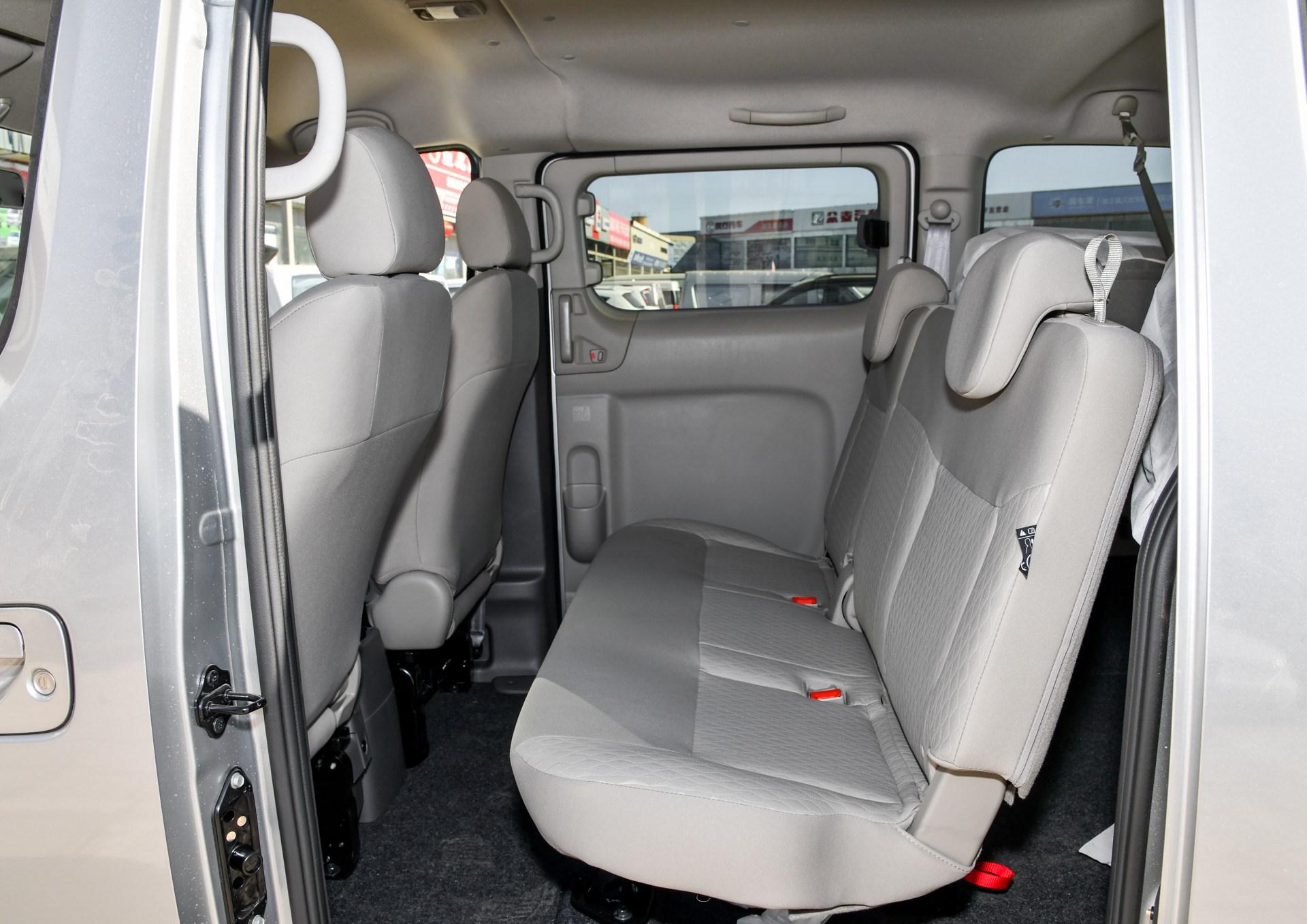 郑州日产nv200,侧身线条凌厉,内饰非常简单