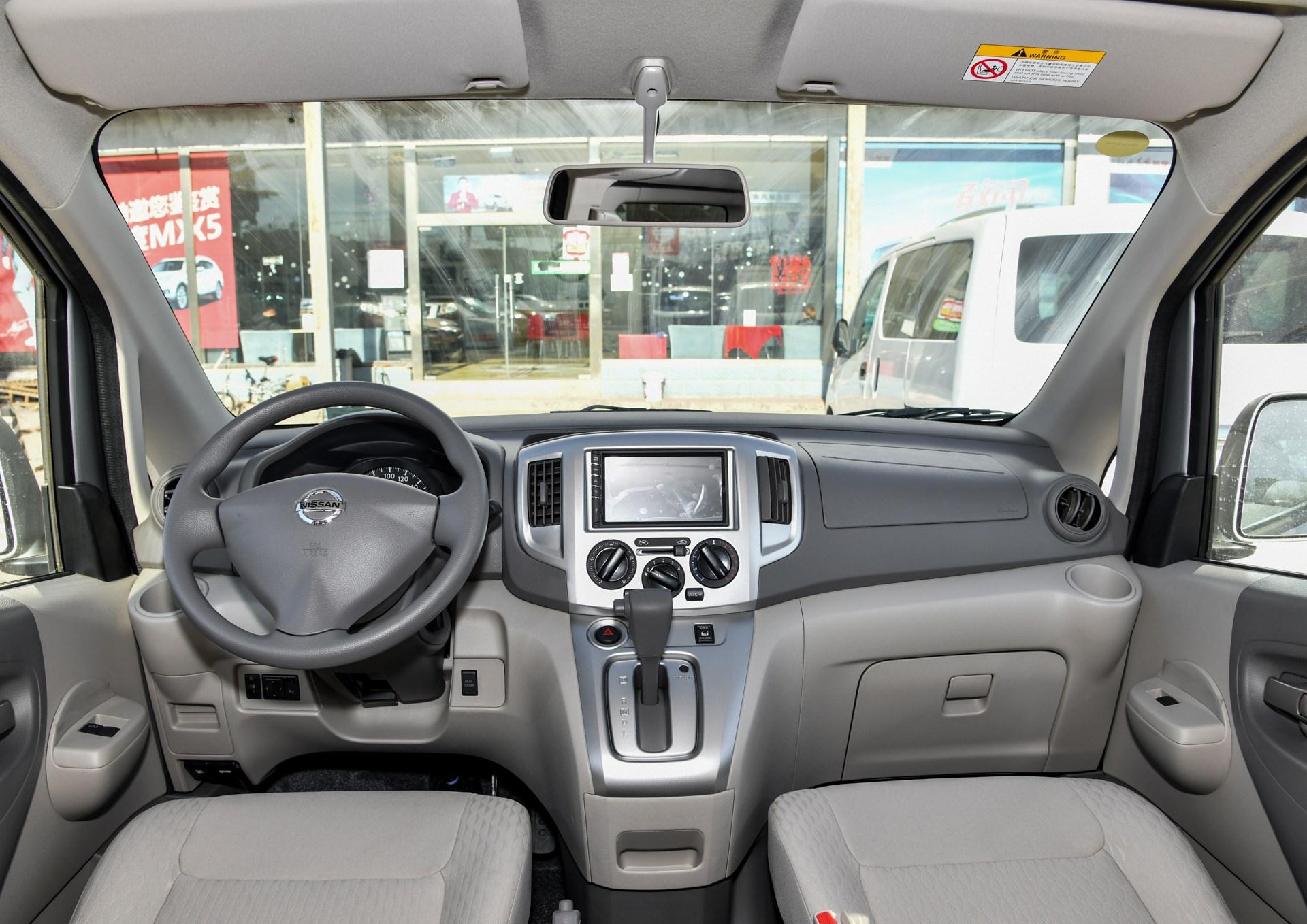 郑州日产nv200侧身线条凌厉内饰非常简单