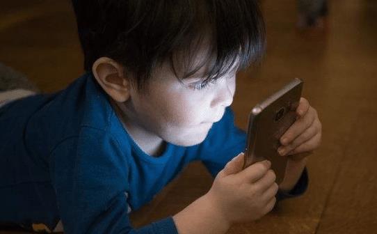 孩子太贪玩,总是迷恋手机,哪些方法能帮他改掉这种坏习惯?