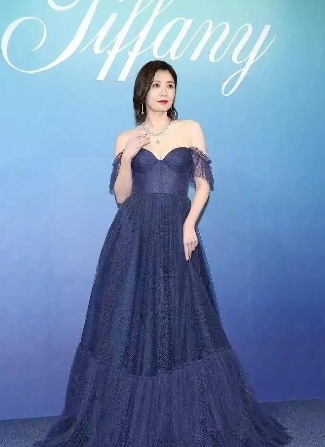 贾静雯蓝色抹胸造型，略显富态，感觉女神已经不复当年的荣光了