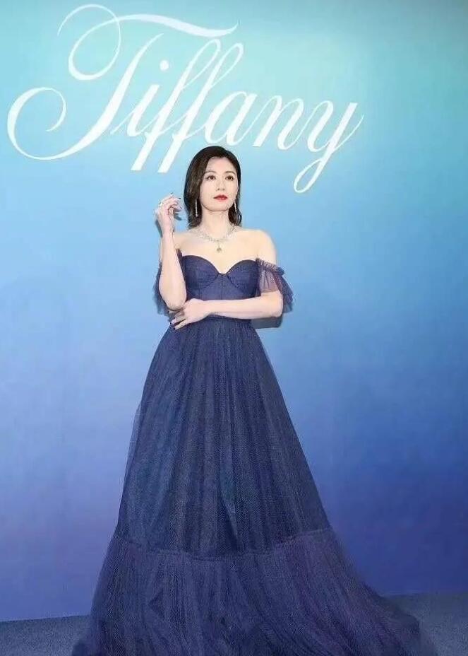 贾静雯蓝色抹胸造型，略显富态，感觉女神已经不复当年的荣光了