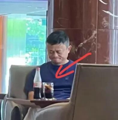58岁马云到澳洲指导工作！表情严肃看手机，没带保镖生活低调