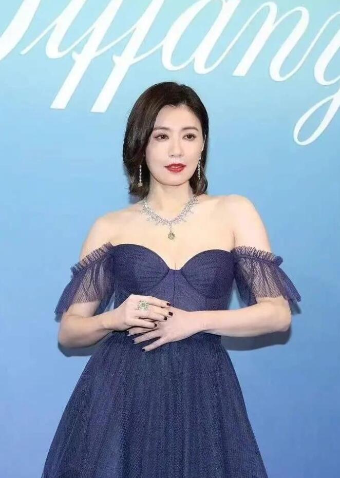 贾静雯蓝色抹胸造型，略显富态，感觉女神已经不复当年的荣光了