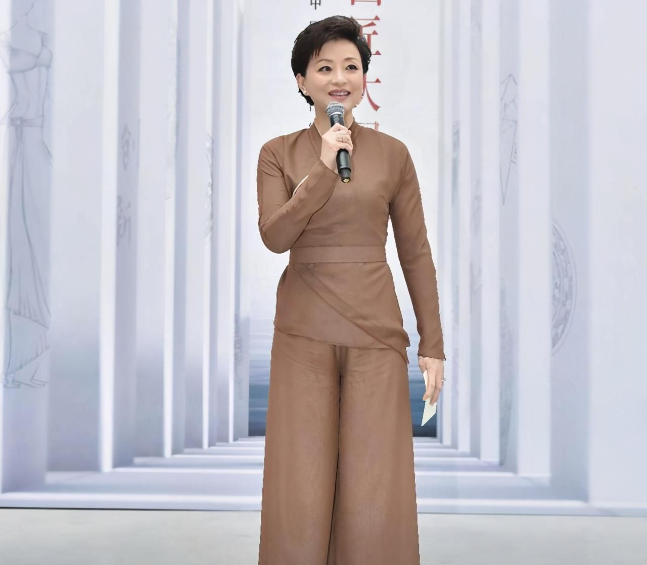 杨澜气质不一般穿拼接纱裙优雅高贵挑染蓝刘海洋气极了