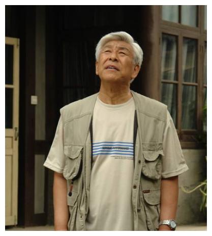 为三个儿女买房,带瘫痪妻子拍戏,为何75岁的张洪杰无人赡养?