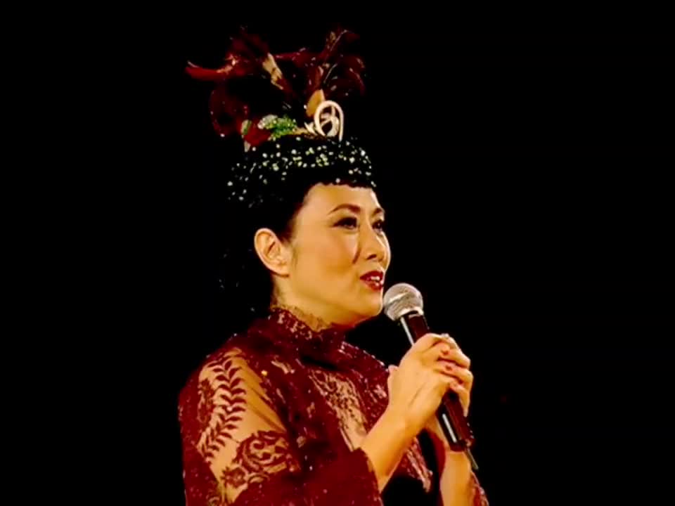 汪明荃《一水隔天涯》熟悉的小调，阿姐轻歌曼舞婀娜多姿，很经典