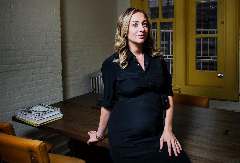 2014年,惠特尼·沃尔夫·赫德(whitney wolfe herd)推出了这款以女性