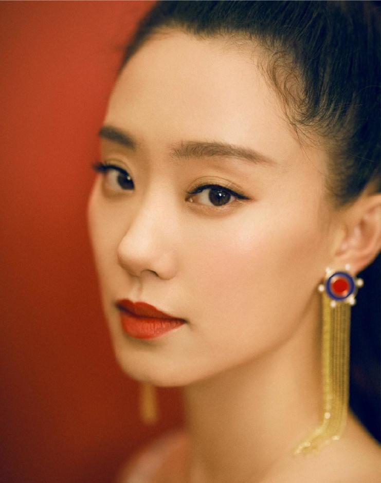 1 / 9 这张图上的张小斐,不同于以往的喜剧风格,穿上了一身印花的吊带