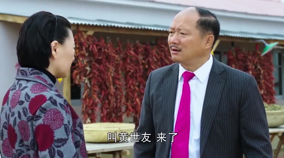 黄世友来到了谢大脚的超市,谢大脚喜出望外