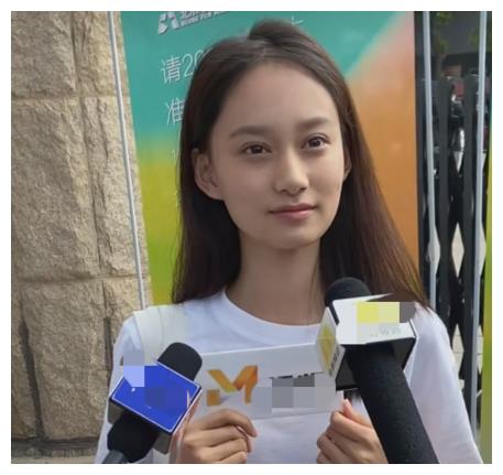 艺考三校第一的夏梦去北电报到,素颜气质超好,双眼皮是认真的吗|新冠