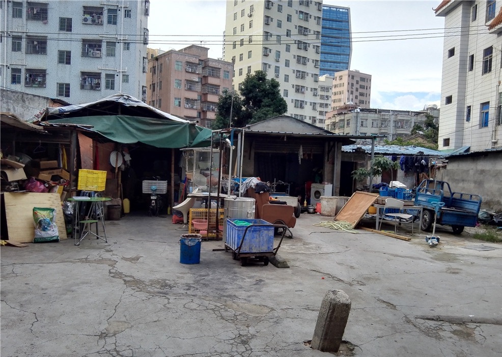 深圳城中村中瓦房住户们靠回收旧物养家糊口