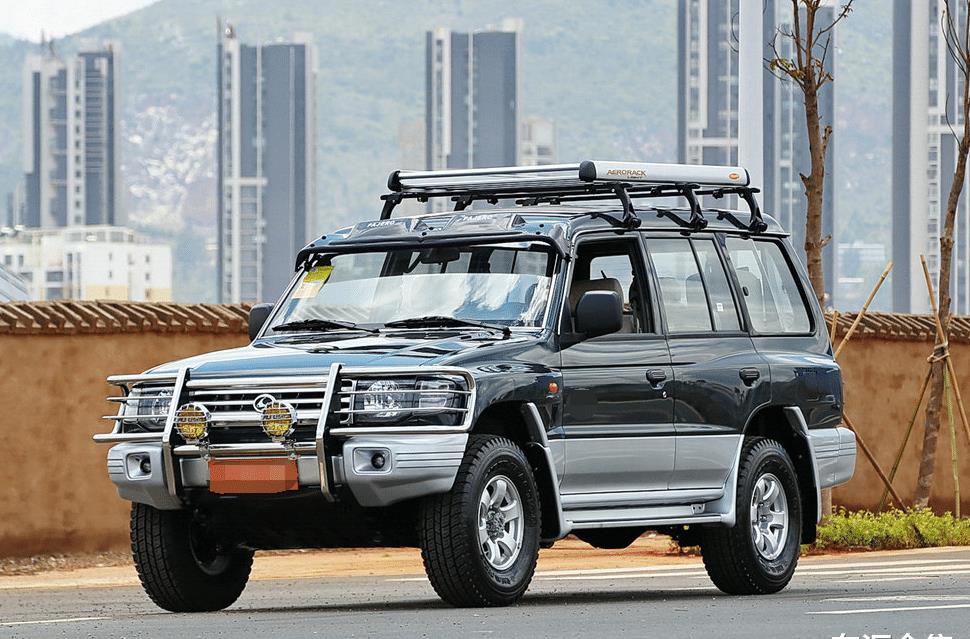 猎豹黑金刚问世挑战爬坡展示性能国产越野车能挺直腰板了