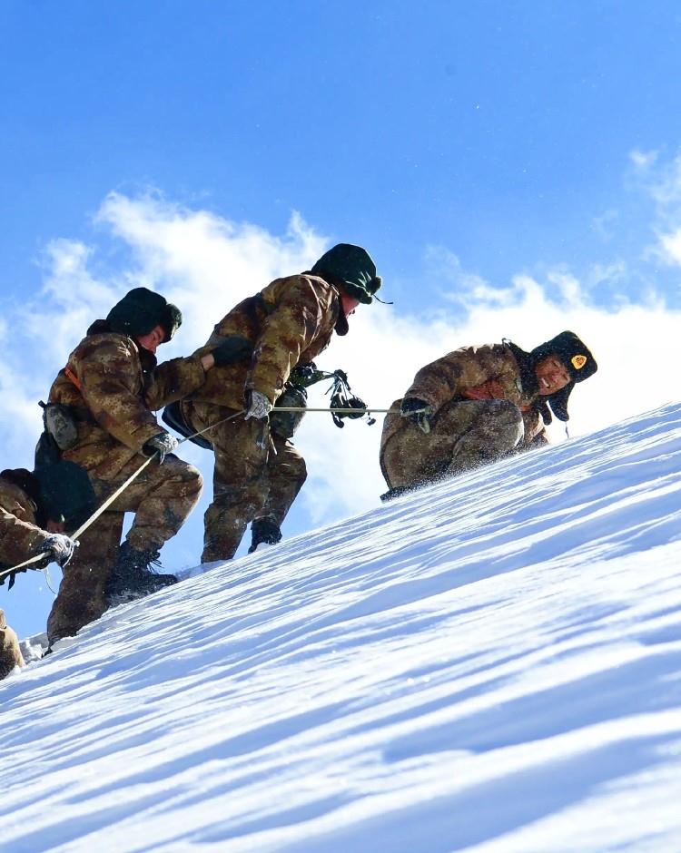 看见了青藏高原正在练兵和巡逻的官兵们你们是祖国最可爱的人