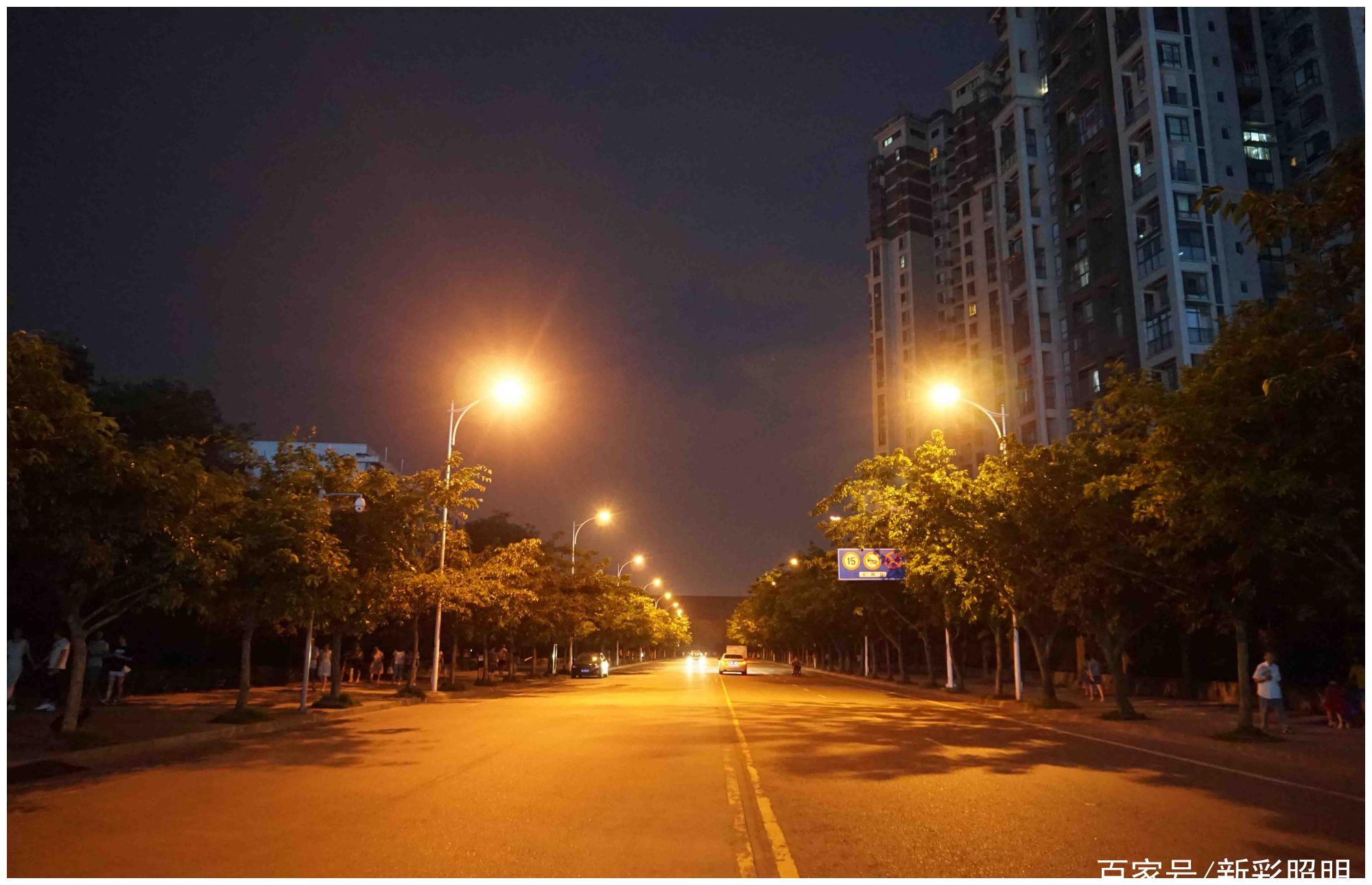 特别是关于夜晚开车的司机们来说,假如不运用暖色系的路灯而运用冷色