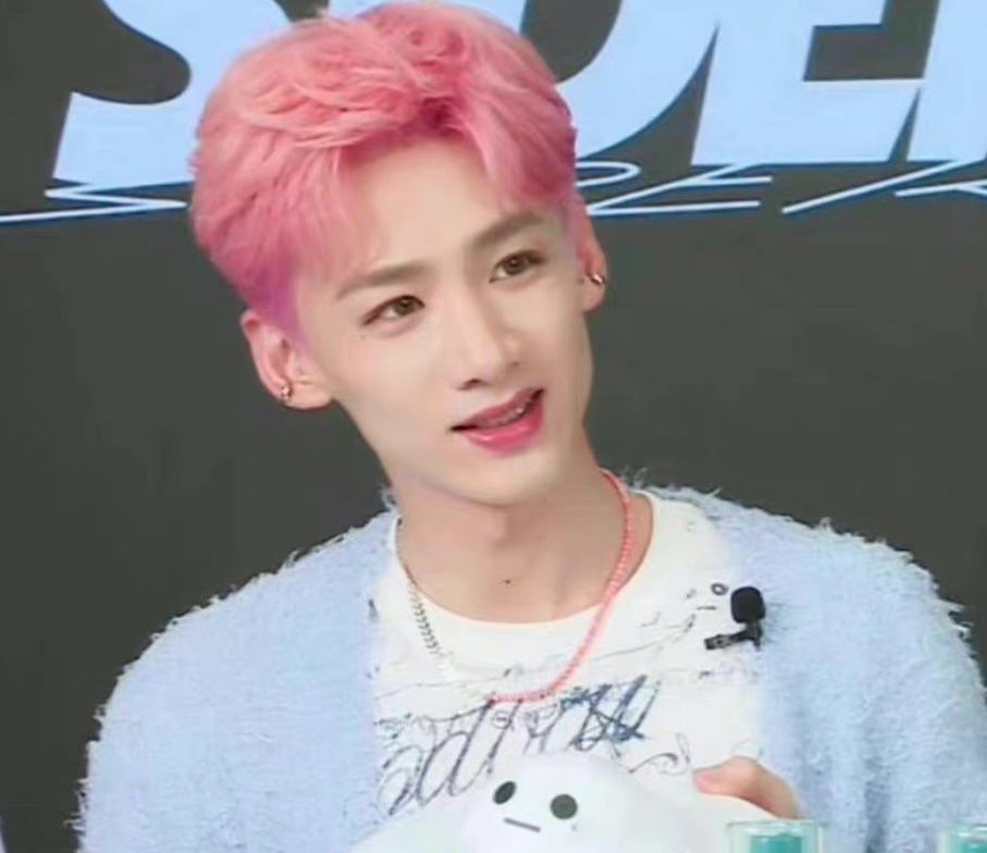 白敬亭粉色头发有多绝皮肤白皙脸蛋精致宛如漫画里的美男子