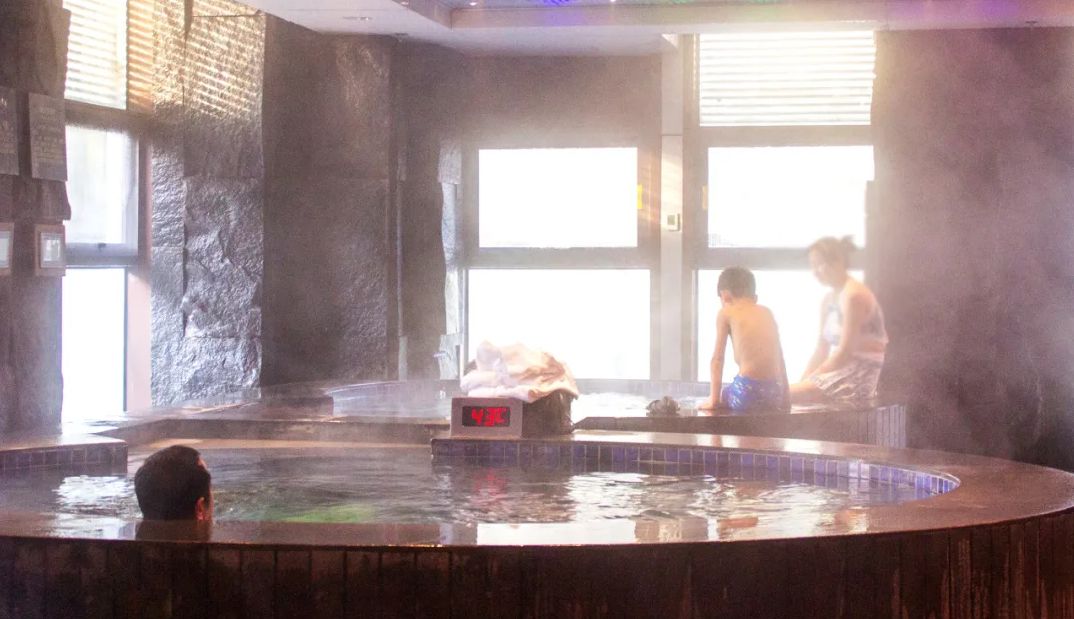 那么在泡温泉和参加冰雪运动要注意什么呢 泡温泉 冰雪 润肤乳 新浪新闻