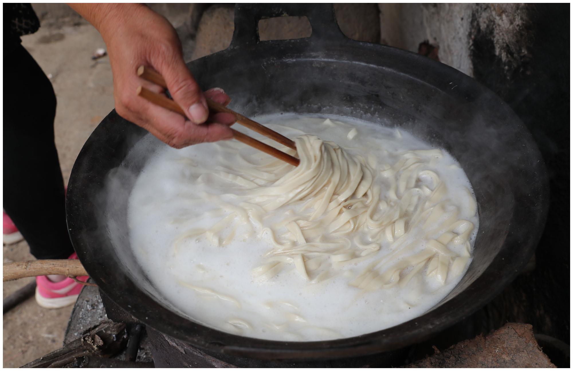 农村大嫂做手擀面招待陌生人,吃完留下100元,却被她拦住不让走