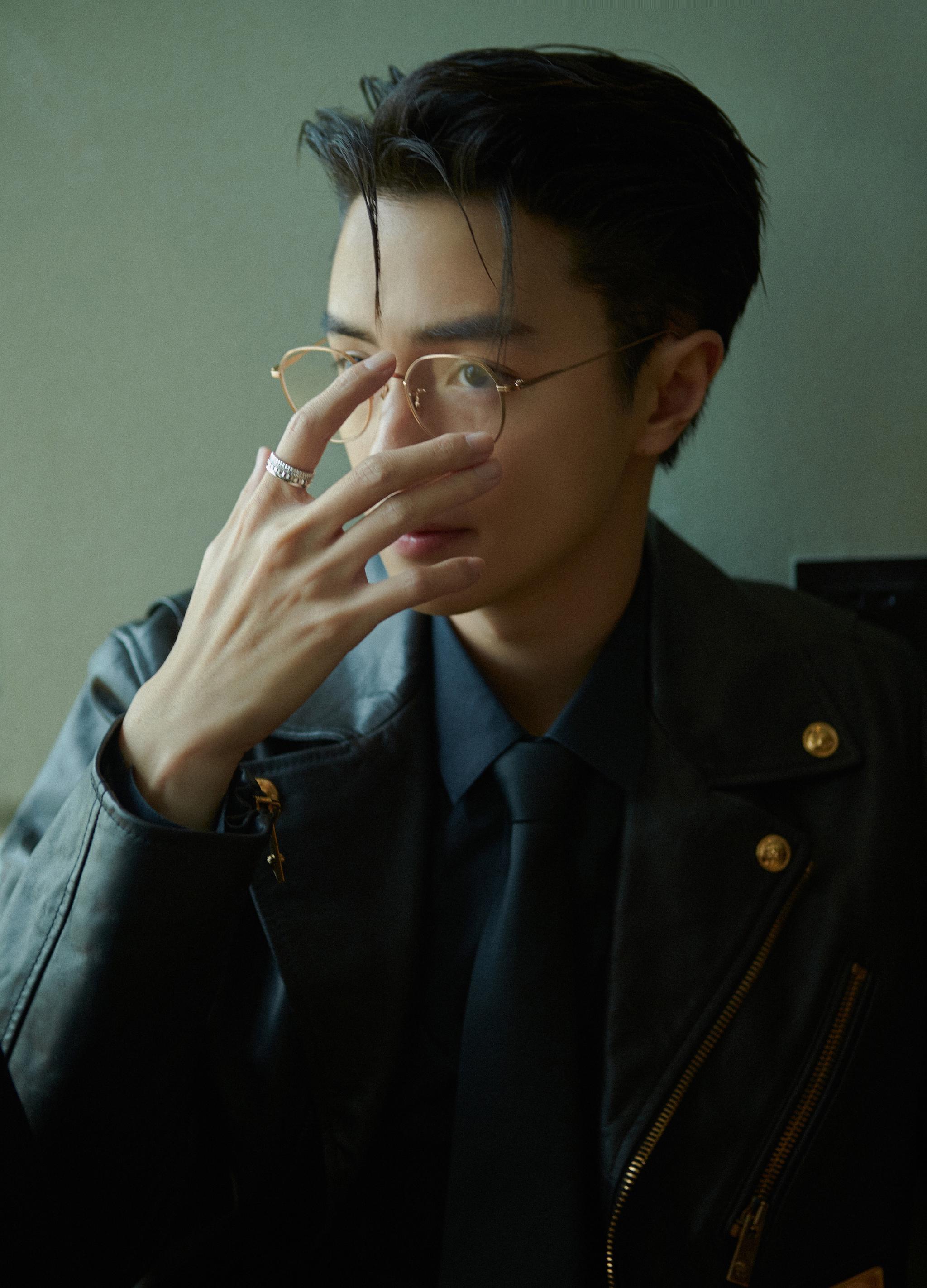 官鸿金丝眼镜斯文帅气 别样演绎多面魅力