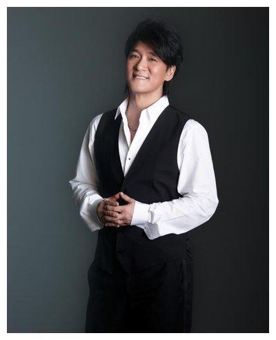 24岁时创作个人单曲,凭借《亲亲我的宝贝》走红,如今60岁成这样