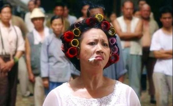 《功夫》,在这部影片里有很多经典镜头,其中有一个租客跟包租婆对话的