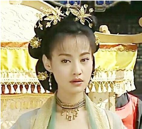 《美人心计》中11岁的的张嫣在太后的唆使下,为了帮助周采女假装怀孕