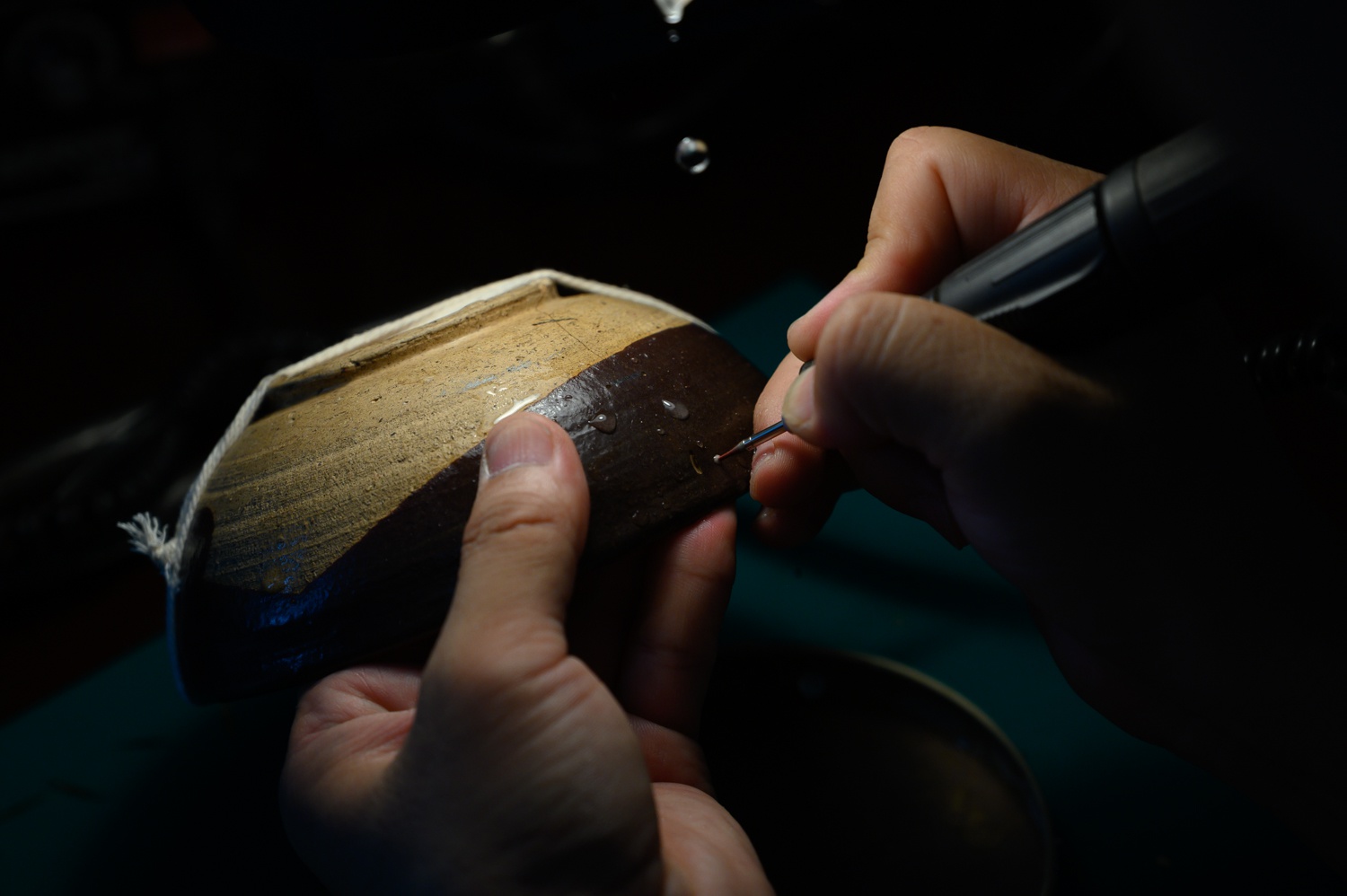 非遗"锔瓷"匠人坚守技艺,在瓷器上穿针引线,让残瓷起死回生