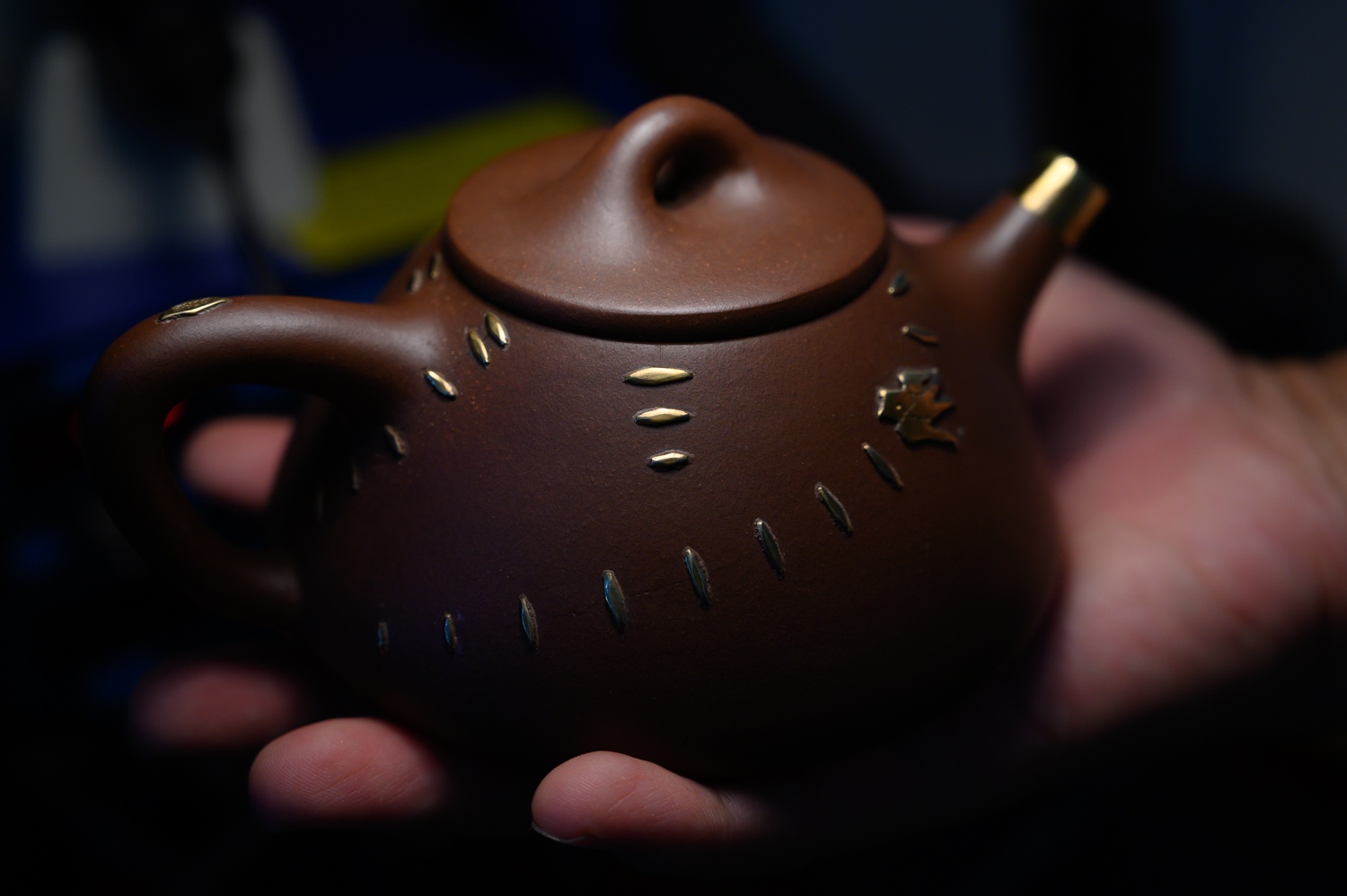 非遗锔瓷匠人坚守技艺在瓷器上穿针引线让残瓷起死回生