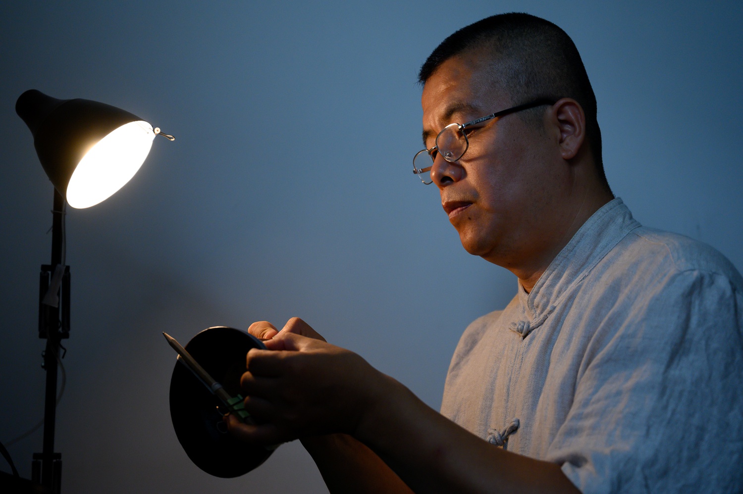 非遗锔瓷匠人坚守技艺在瓷器上穿针引线让残瓷起死回生