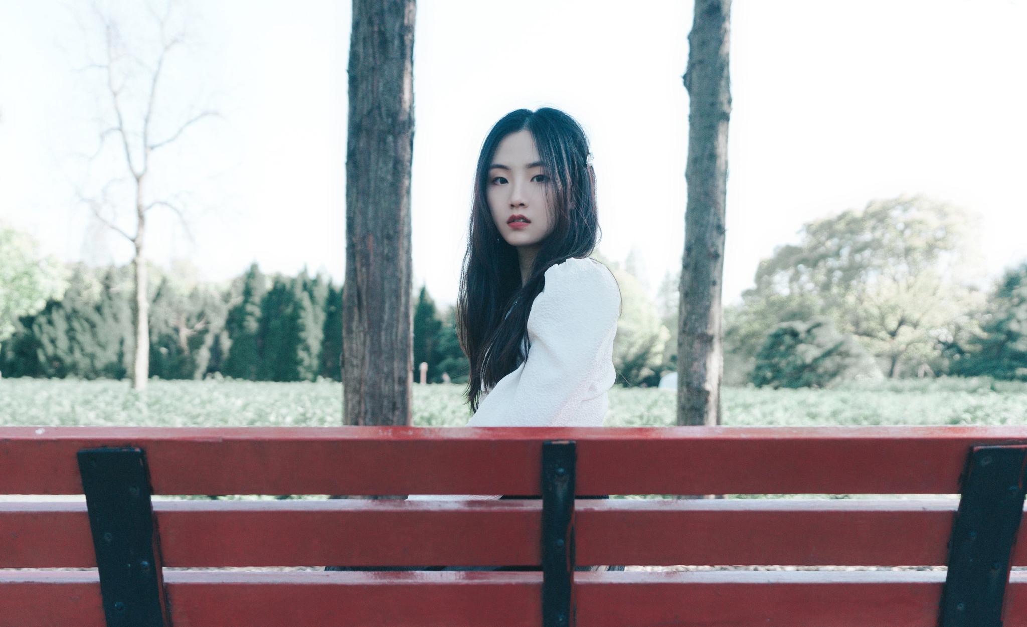 歌手郭沁晒春日写真 清新少女活力上线