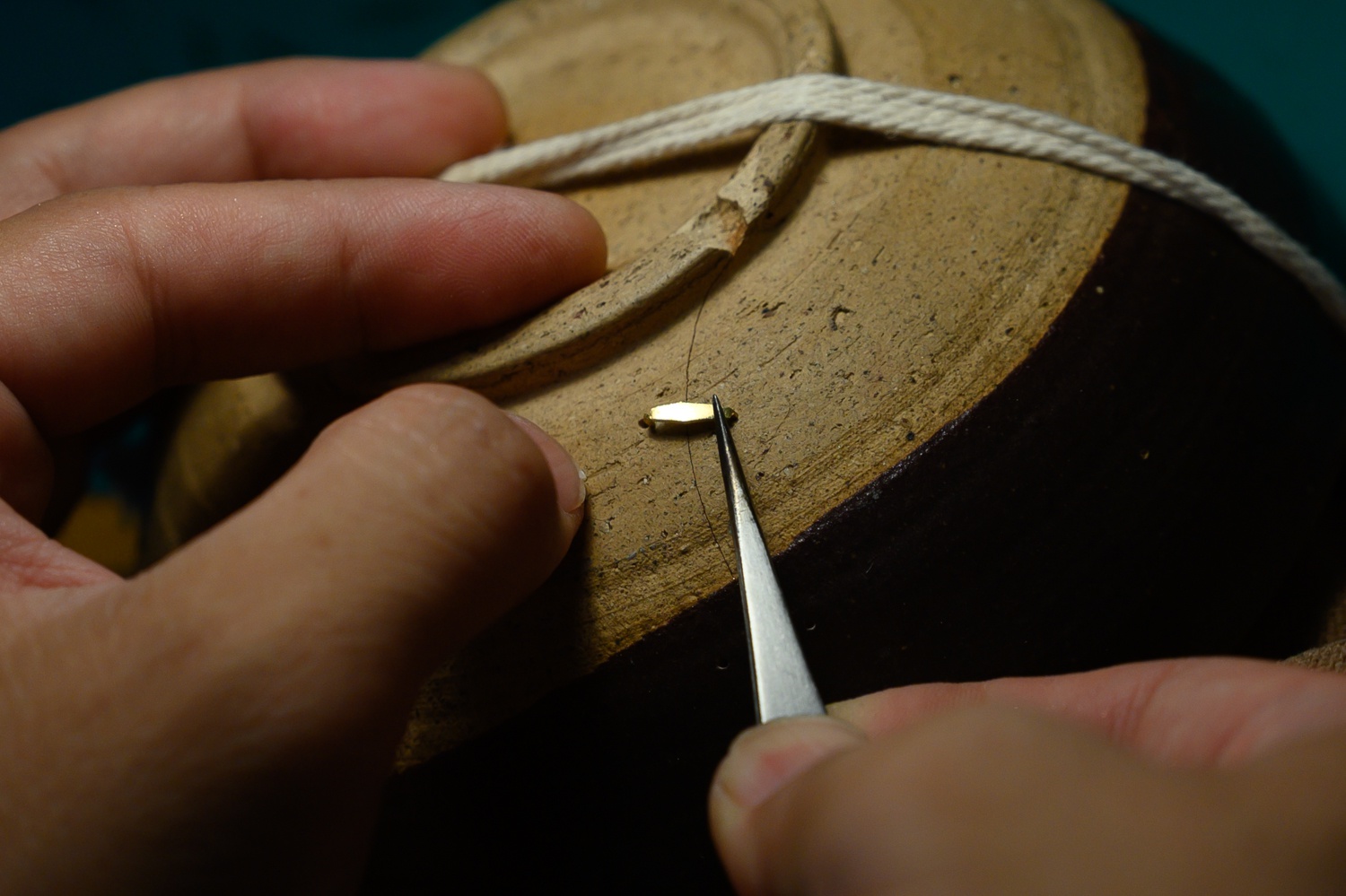 非遗锔瓷匠人坚守技艺在瓷器上穿针引线让残瓷起死回生