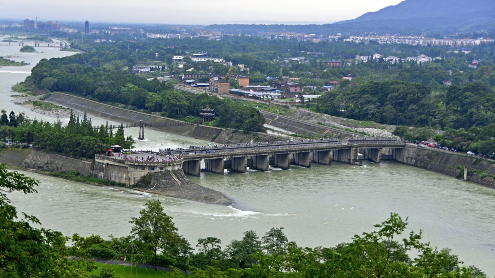 都江堰不仅是举世闻名的中国古代水利