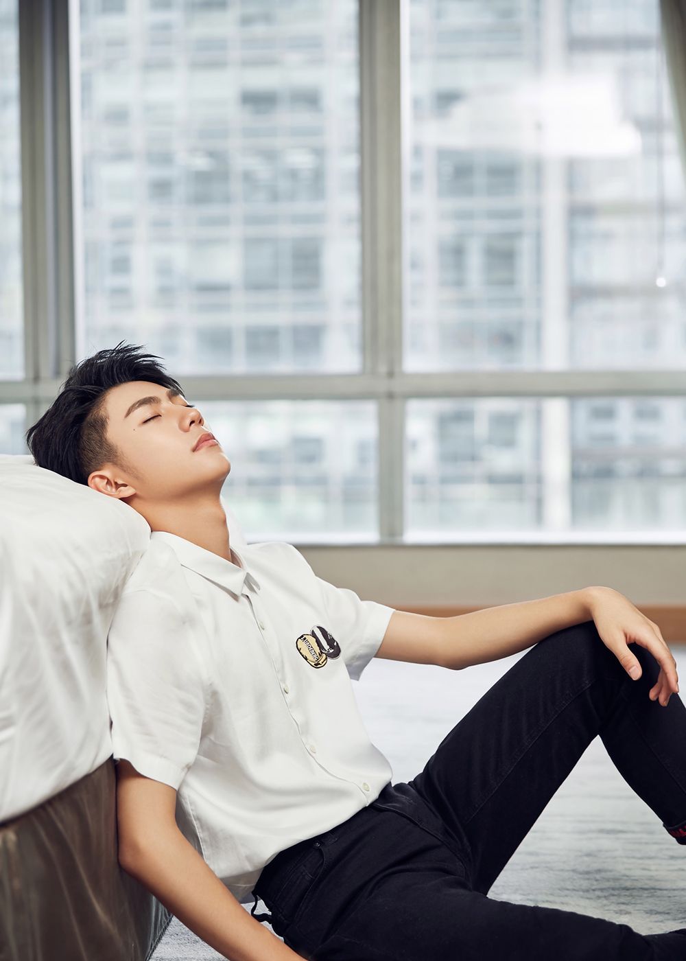 向往时尚|刘家祎一组白色系look清爽帅气,颇具活力之感