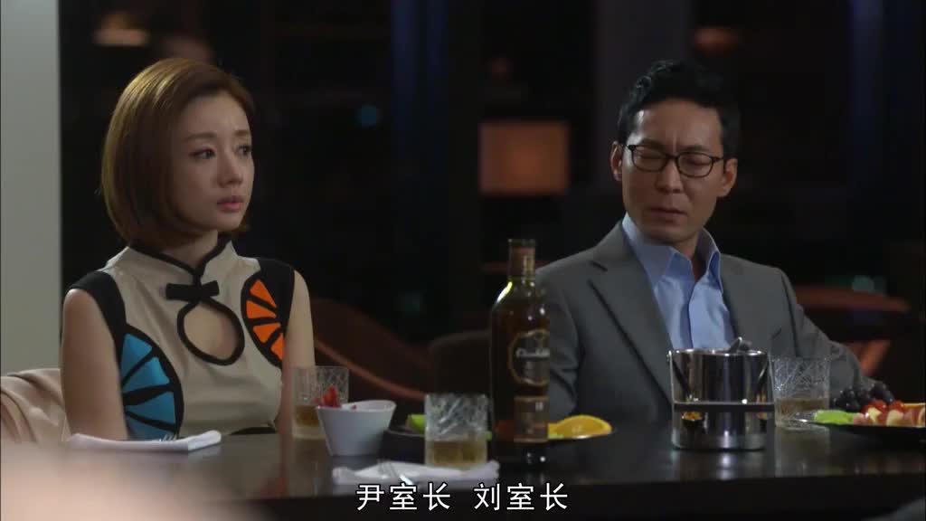 esther李对尹室长被说坏话反应很大,出去透气,走廊里两人相遇