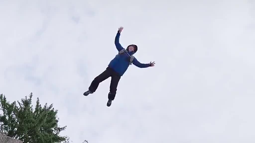 男子掉下悬崖,被装置浮在空中,活活给冻死