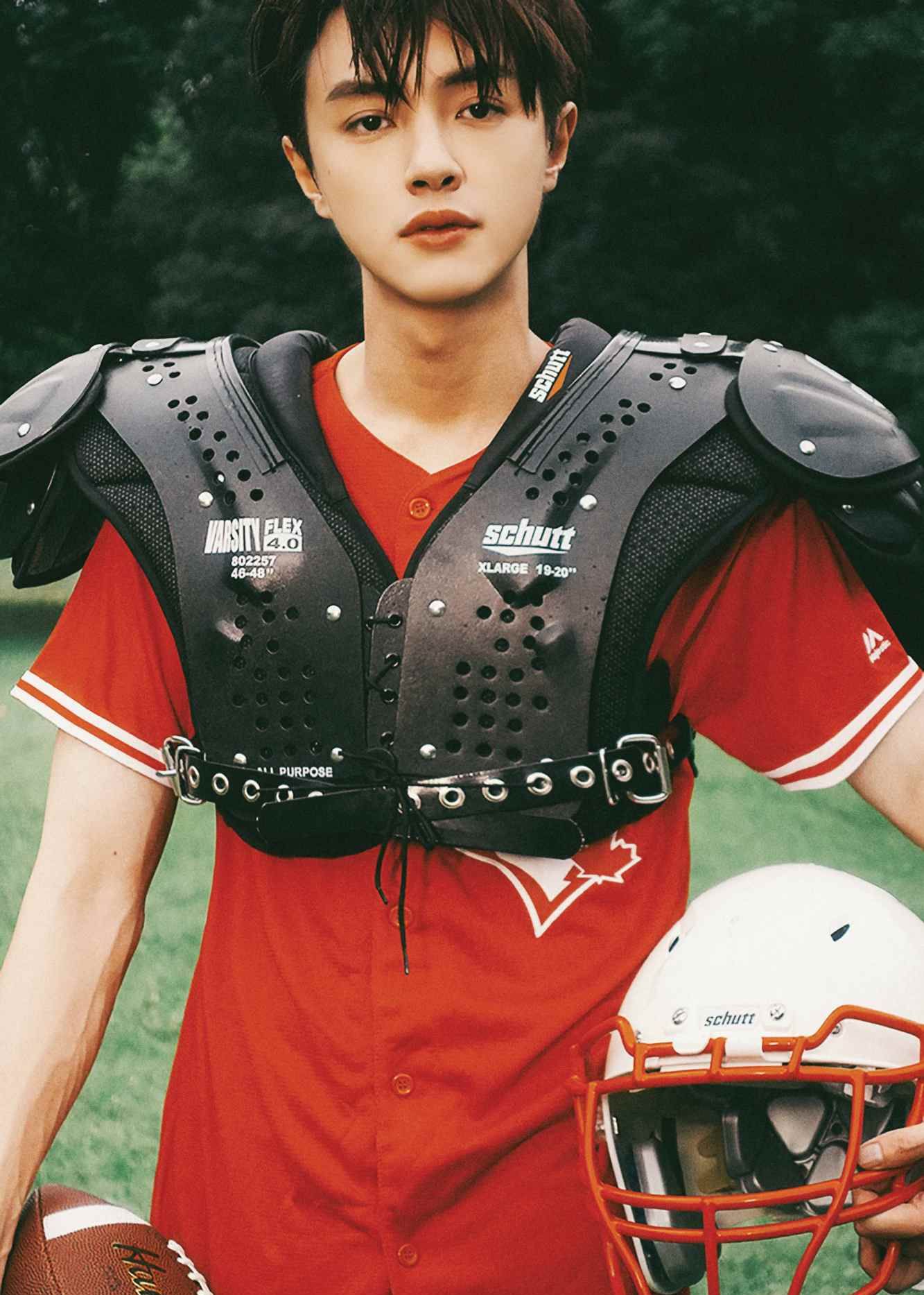 官鸿运动写真曝光 青春洋溢展现少年魅力