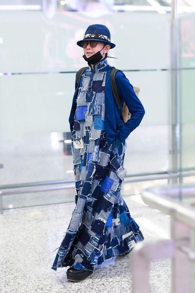 杨丽萍不爱名牌爱素衣,穿"百家衣"背竹篓,朴素穿搭难掩高级