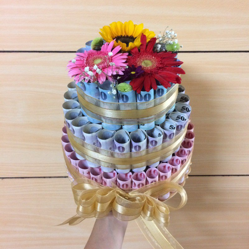 80岁老大爷过寿这个蛋糕他视为无价之宝在场所有人羡慕不已