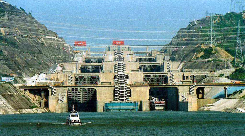 三峡大坝的水闸门图片