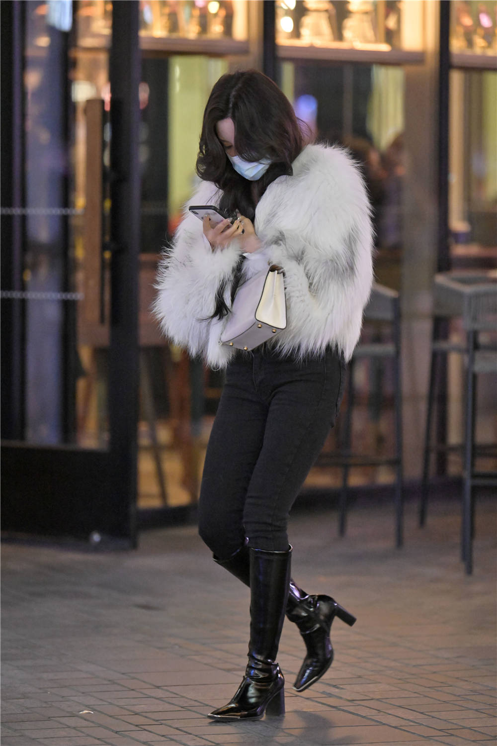 长靴搭配修身牛仔裤经典的冬季穿搭谁穿都很时尚