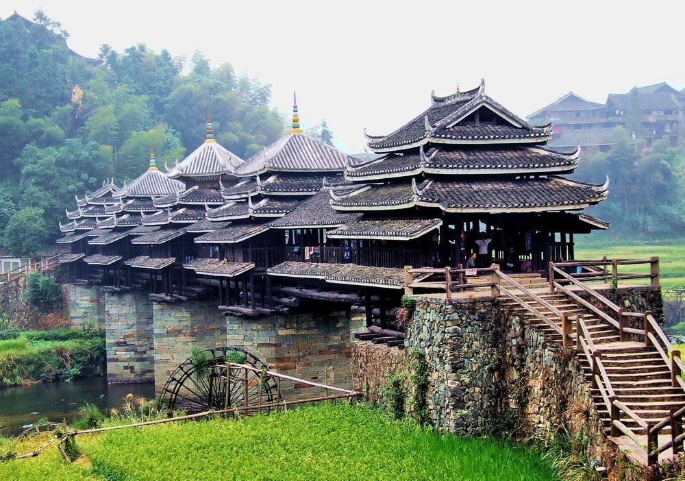 广西三江非常著名的风雨桥,誉为世界第一,整个建筑没用一颗钉子