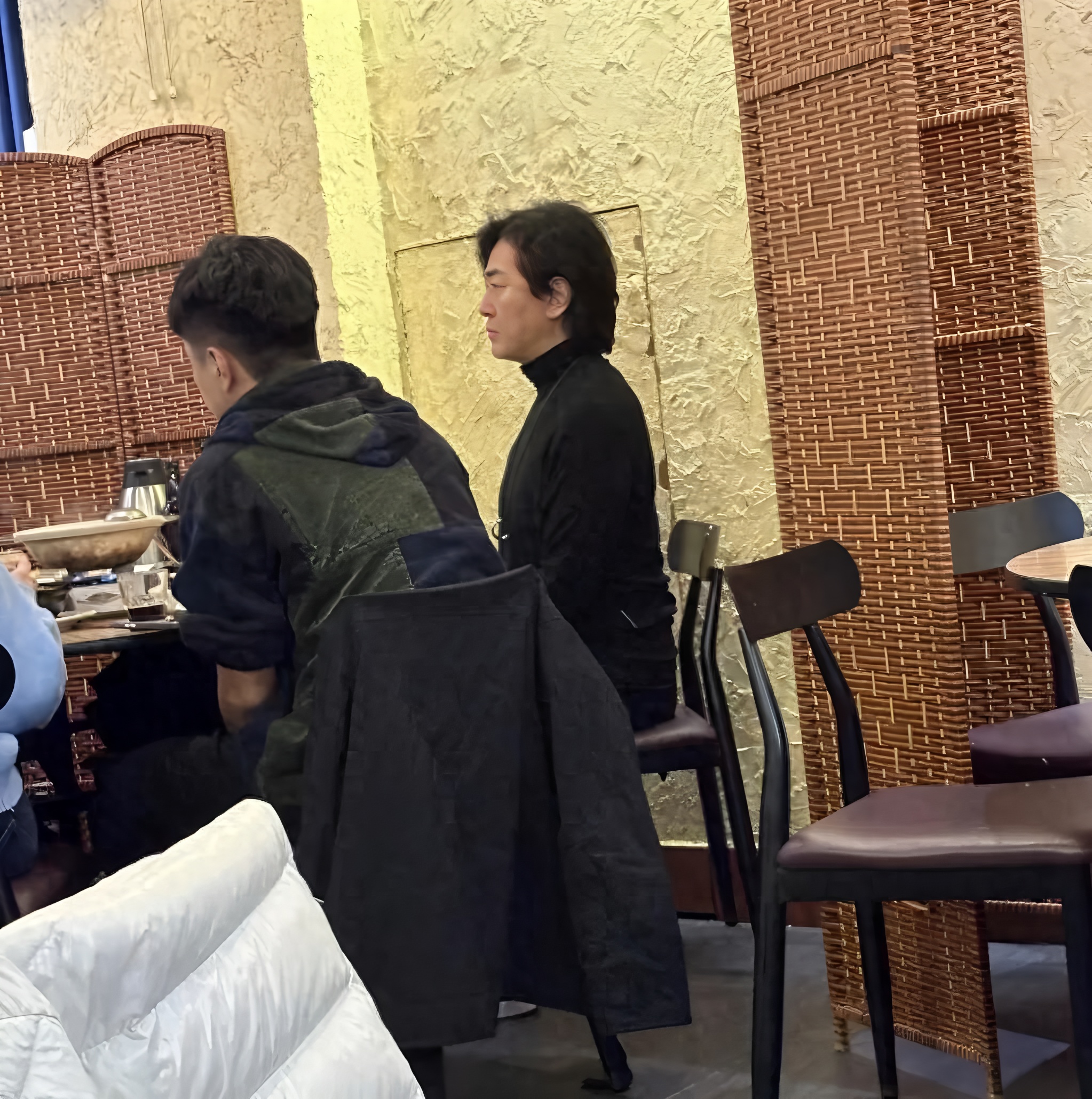 57岁郑伊健火锅店惊现，冻龄男神与二十载不变的中长发爱情