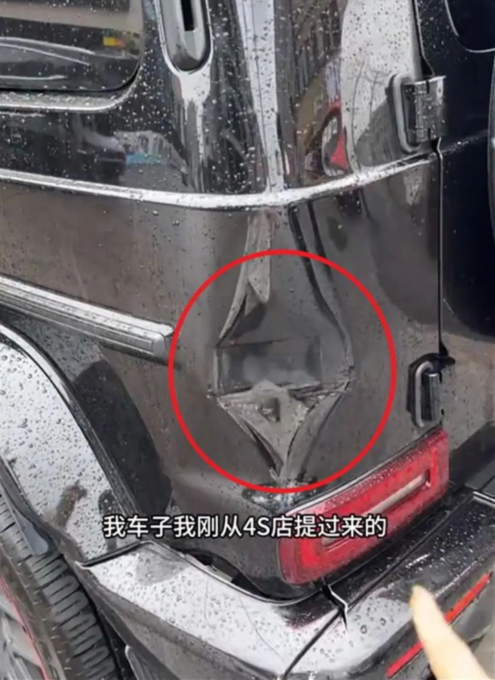 刚修好奔驰大G被撞，车主喊话肇事者：“你撞了就算了，还跑！”