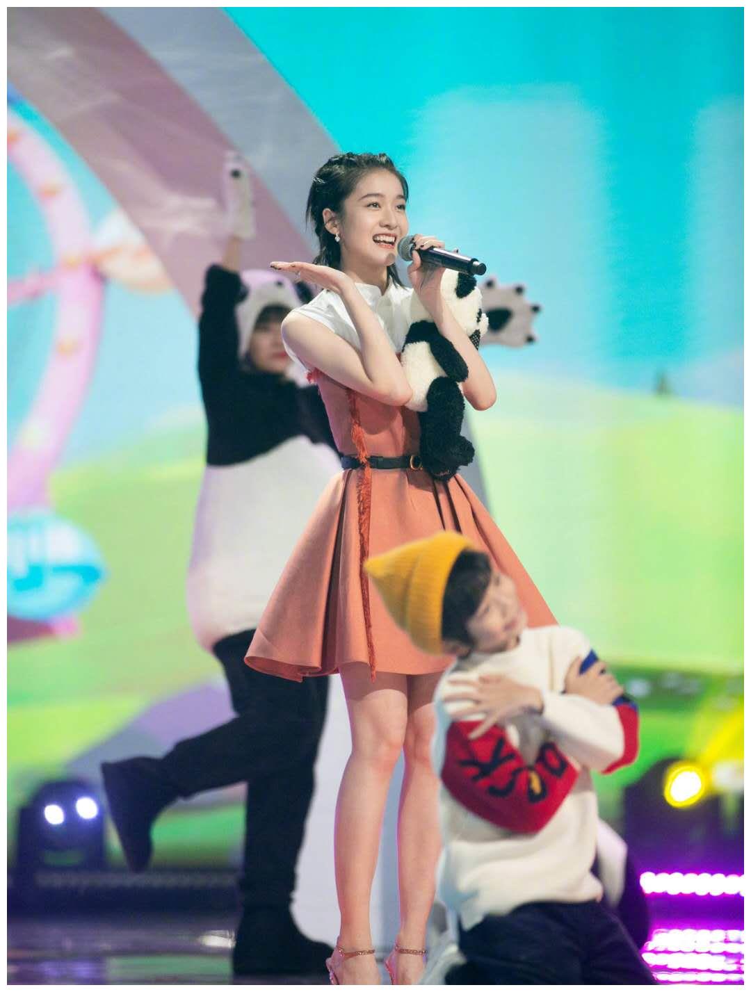 张雪迎跟风自爆童年照被调侃像个假小子真是女大十八变