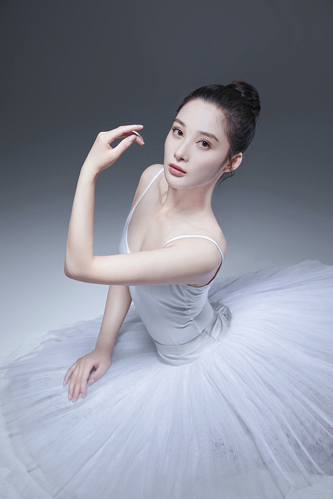 孙嘉璐芭蕾写真大片发布 白衣优雅如白天鹅