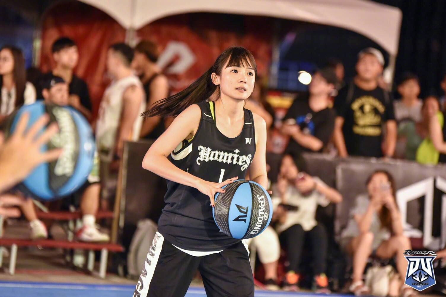 篮球女神上场打球,全场球迷盯着眼睛都不带眨的